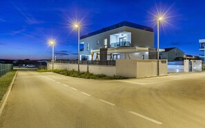 A modern building with a flat roof, large windows, and a gated entrance. - Villa Maristra-2 -  Sea view - beach - istriensonne 0723 (Medulin)