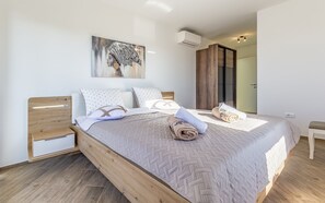 4 soverom, strykejern/-brett, reiseseng for barn og wi-fi (inkludert)