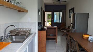 Réfrigérateur, micro-ondes, plaque de cuisson, cafetière/bouilloire