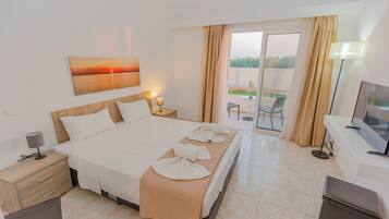 Deluxe Double Room, Partial Sea View | Egyptian cotton sheets, premium bedding, in-room safe