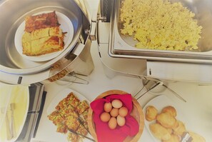Sudah termasuk sarapan prasmanan setiap hari