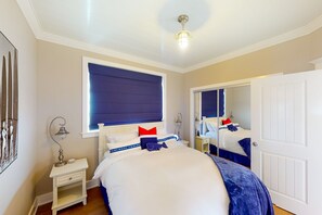 3 bedrooms, desk, iron/ironing board, Internet