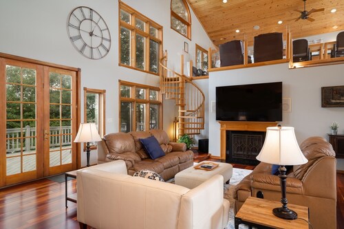 Manor on the River,  5,000 SQFT, Hot Tub & Kayaks