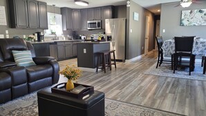 Living area - Great Gulf Breeze Getaway Near Pensacola Beach (Gulf Breeze)