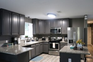 Refrigerador, microondas, horno y parrilla de estufa 