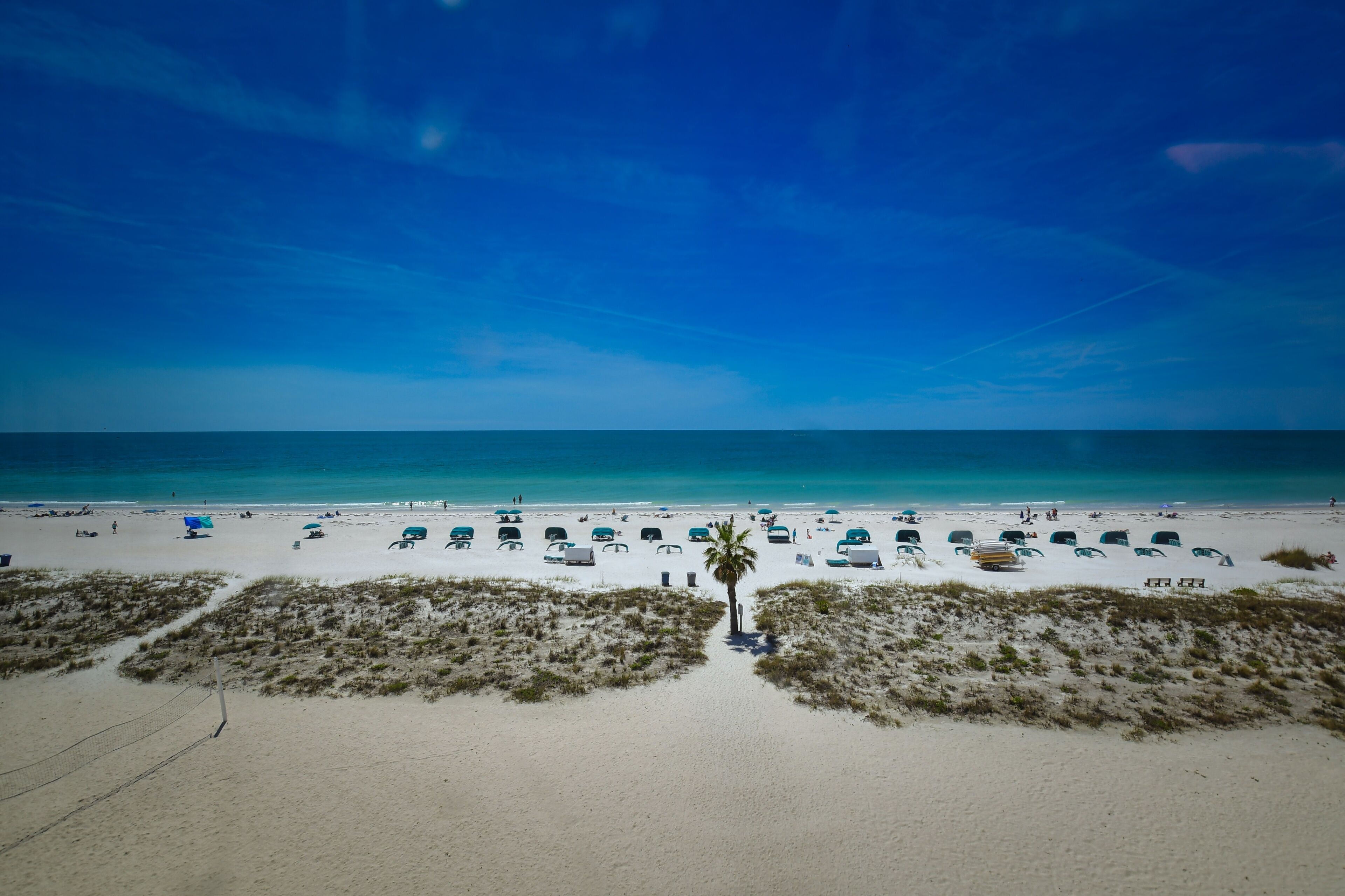 على الشاطئ، كراسي للتشمس، مناشف للشاطئ