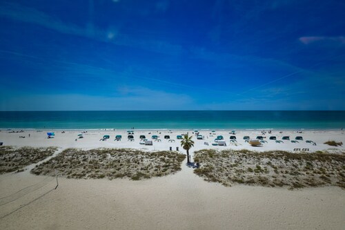 Beautiful Beach View Condo with heated pool. No Resort Fees.