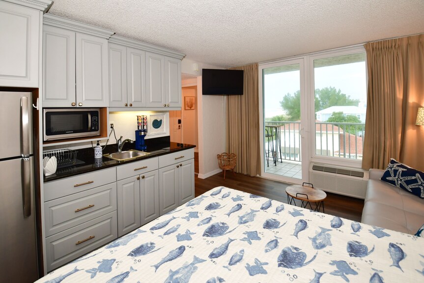Beautiful Beach View Condo With Heated Pool. No Resort Fees. - Treasure Island, FL
