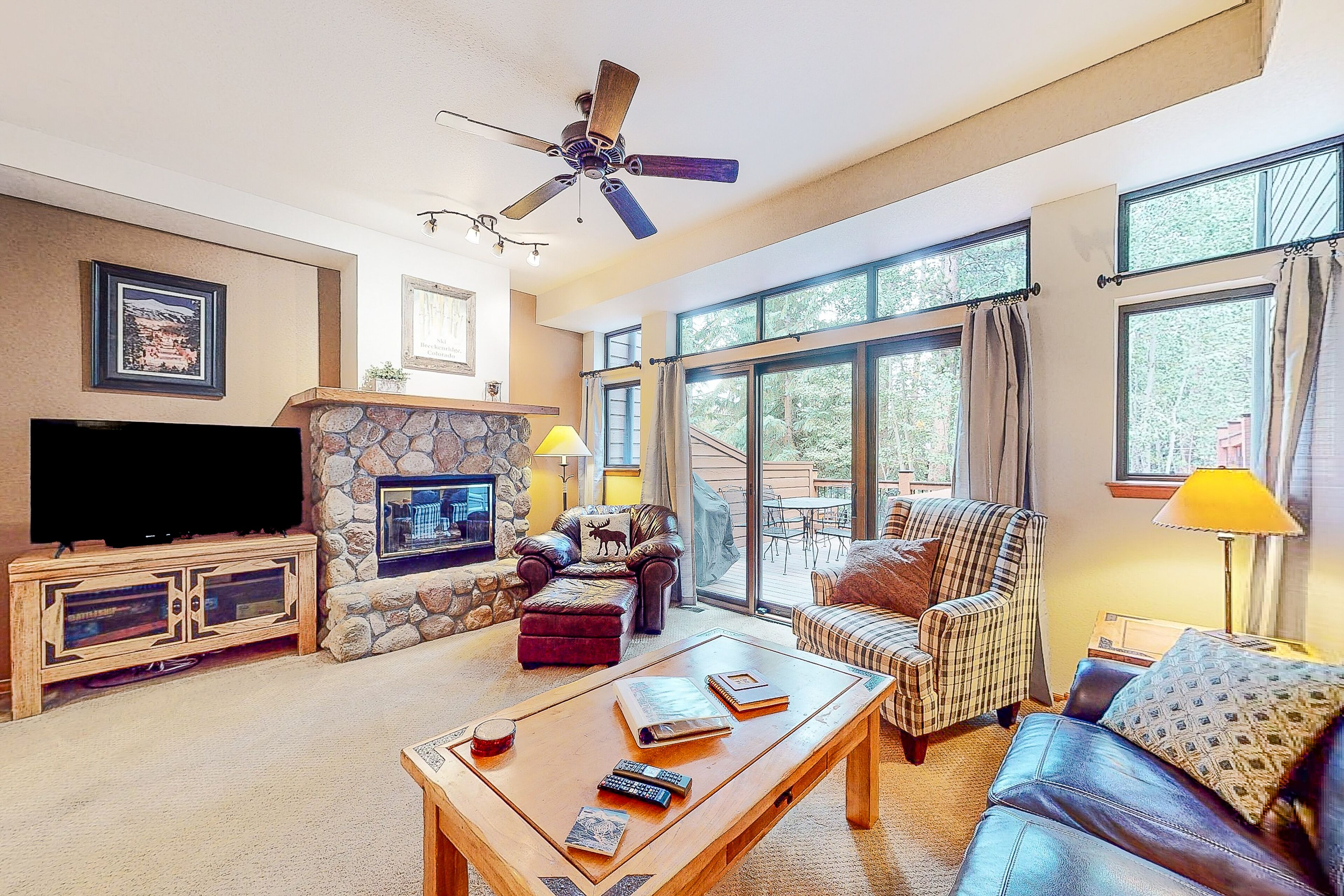 Comfortable townhouse with private hot tub, mountain view, fireplace & W/D