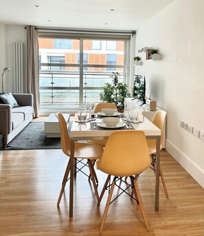 Dining - Cozy Flat by Nine Elms station (zone 1) (London)