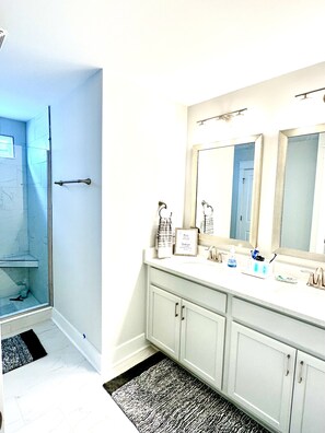 Shower, hair dryer, towels, soap - Beautiful new townhome- fall getaway discounts! (Hilton Head Island)
