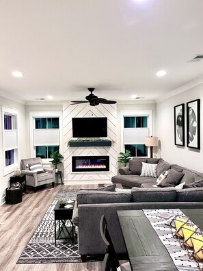 Smart-TV, peis, bøker og PC-skjermer