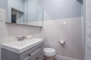 Shower, hair dryer, towels - Fully Furnished Rental in Old Town - 2 beds - Unit 2F (Chicago)