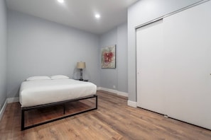 2 bedrooms, iron/ironing board, WiFi, bed sheets - Fully Furnished Rental in Old Town - 2 beds - Unit 2F (Chicago)