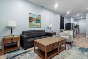 TV - Fully Furnished Rental in Old Town - 2 beds - Unit 2F (Chicago)