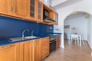 Micro-ondes, four, plaque de cuisson, cafetiĂšre/bouilloire