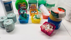 Verschiedene Reinigungsmittel, darunter Papierhandtücher, Geschirrspülmittel und Seife.