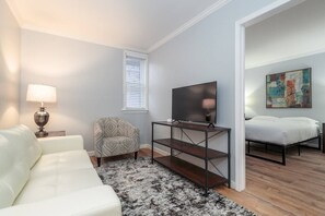 2 habitaciones, tabla de planchar con plancha, wifi y ropa de cama