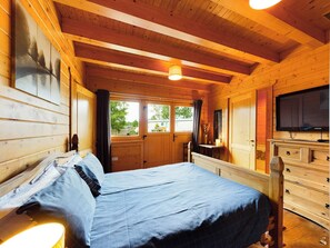 4 bedrooms, free WiFi, bed sheets - A stunning four bed lodge with four full en-suite bathrooms with lake views. (Pentney)