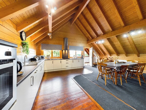 Dishwasher, high chair - A stunning four bed lodge with four full en-suite bathrooms with lake views. (Pentney)