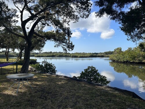 Cozy Waterfront Fish Camp- Catch Dinner from your Dock!