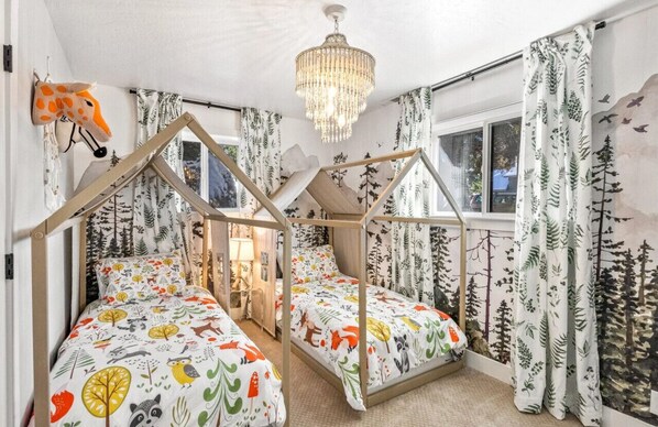 4 bedrooms, desk, free WiFi