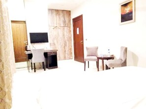 Deluxe Room | Free WiFi - Jade Dragon Hotel (Lahore)