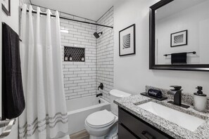 Een douche, een haardroger, handdoeken, zeep