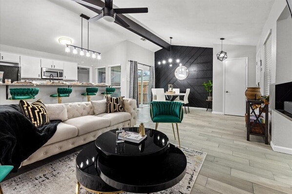 Een smart-tv en een computerscherm