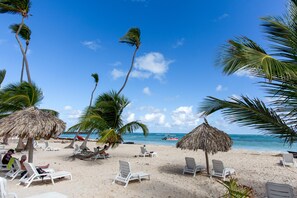 On the beach, sun-loungers - Pristine Beach with Crystal-clear water for your getaway. 4BR, Pool, Rooftop. (Punta Cana)