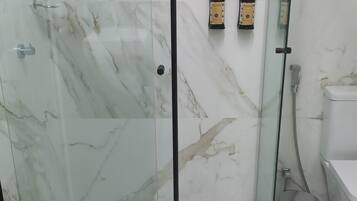 Shower, hair dryer, bidet, towels