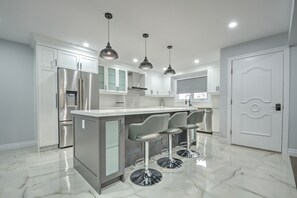 冰箱、微波炉、烤箱、炉灶