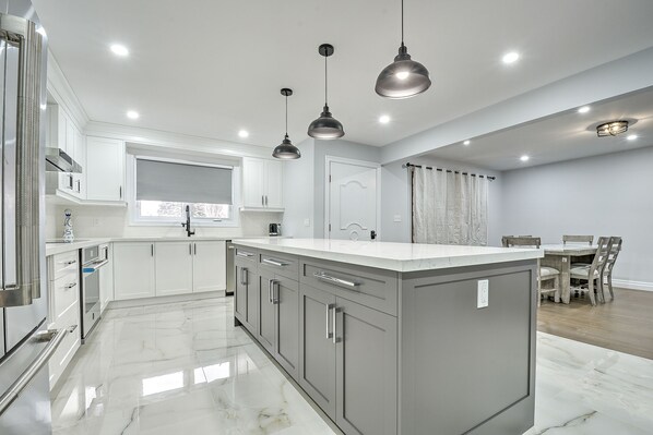 冰箱、微波炉、烤箱、炉灶