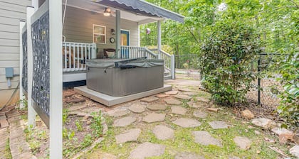 ♨️Hot Tub🌳Forest🍷Wineries🍔Grill 🎦ROKU📧WiFi📺 HDTV🛏️Queen ❤️ Comfy 🆒 Gem🌎
