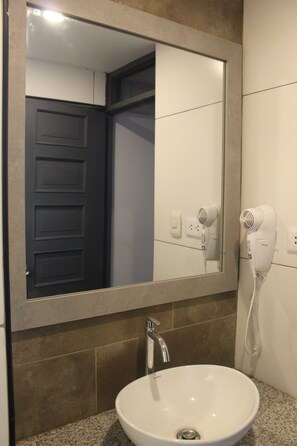 Double Room | Bathroom | Hair dryer, towels, soap, shampoo