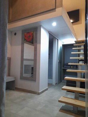 Studio | Bureau, espace de travail pour ordinateur portable, Wi-Fi gratuit