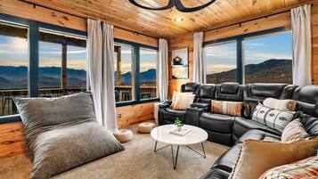 Smart-TV, Kamin, TischfuĂball, BĂŒcher