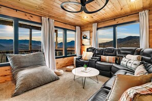 Smart TV, caminetto, tavolo da calcetto, libri