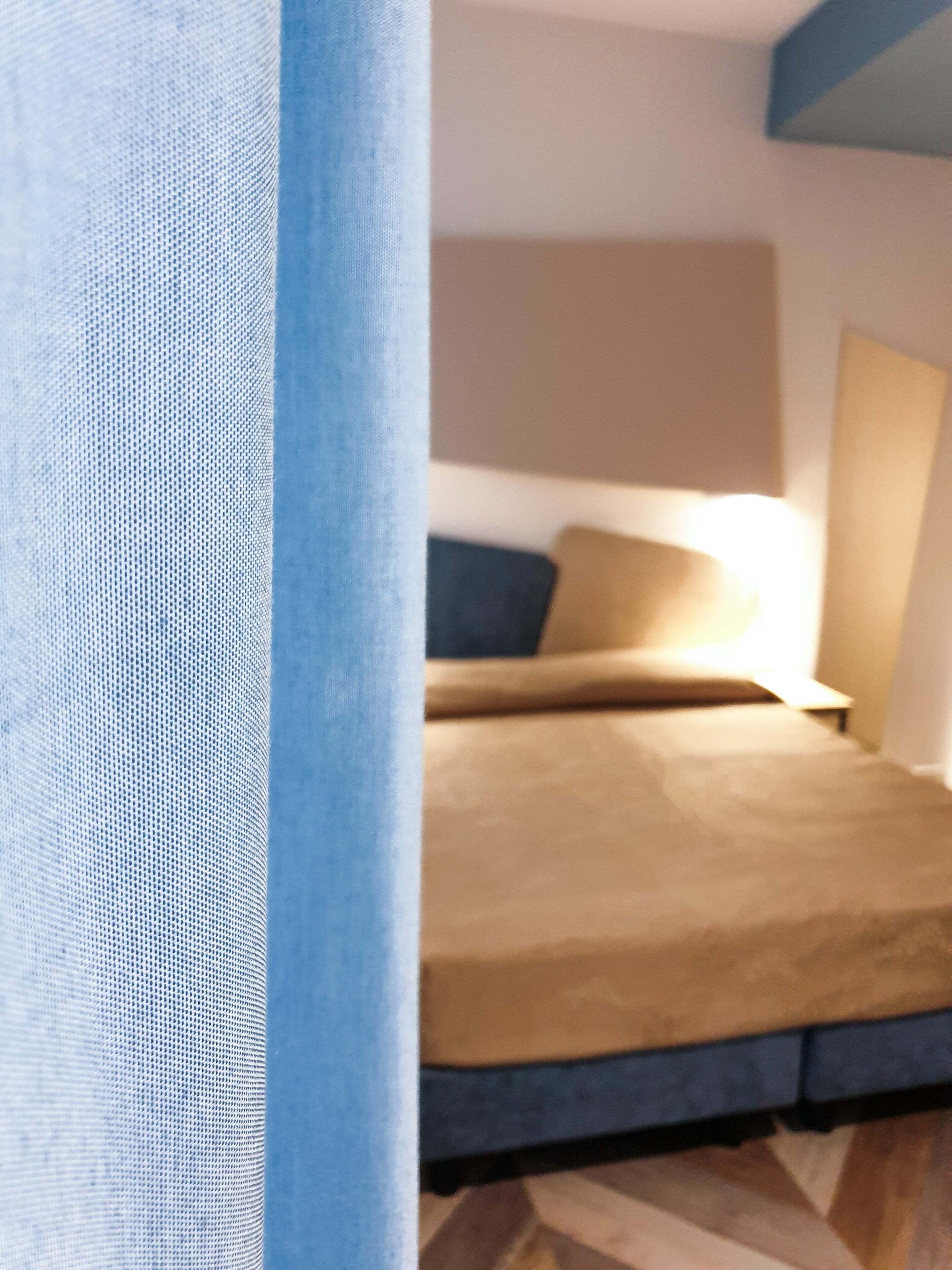 Una camera da letto con un letto, una testiera e una finestra.