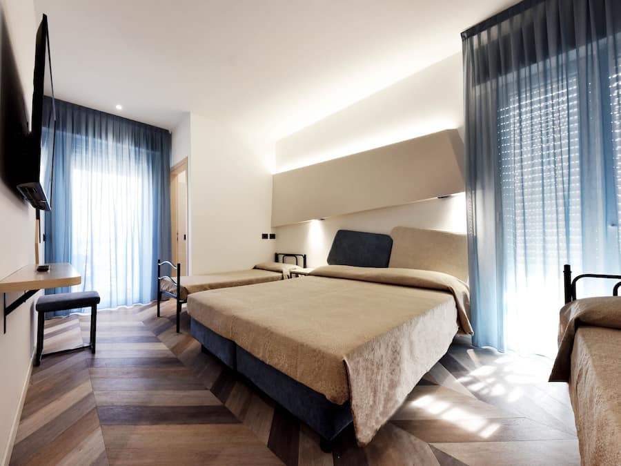 Minibar, caja de seguridad en la habitación y muebles diferentes