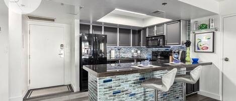 Refrigerador, microondas, horno y parrilla de estufa