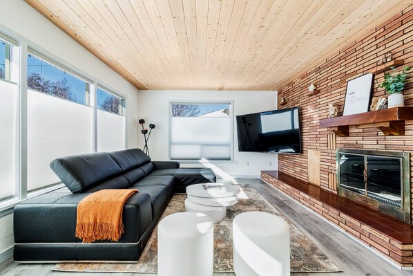 Smart TV, caminetto, libri, impianto stereo