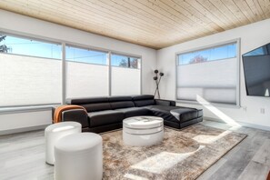 Smart TV, lareira, livros, aparelho de som