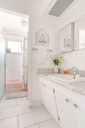 Douche, sèche-cheveux, serviettes fournies, savon