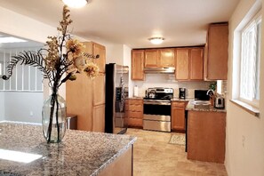 Fridge, microwave, oven, stovetop - Spacious and Quiet Home in Centennial - 2 minutes from shopping and restaurants! (Centennial)