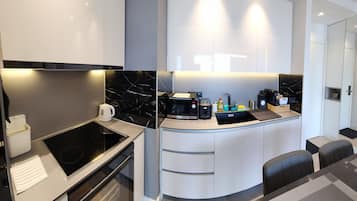 Refrigerador, microondas, horno y parrilla de estufa