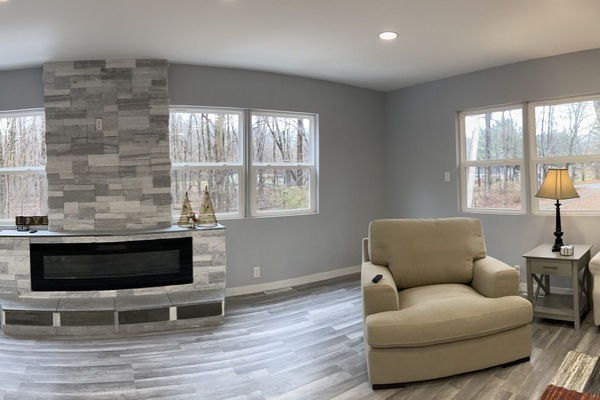 Una televisión, una chimenea