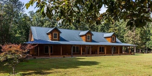 4500 sq ft Secluded Log Cabin Home on 17 acres