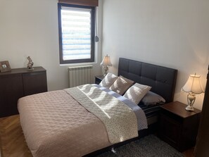 1 habitación, tabla de planchar con plancha, wifi gratis y ropa de cama