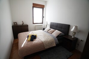 1 habitación, tabla de planchar con plancha, wifi gratis y ropa de cama